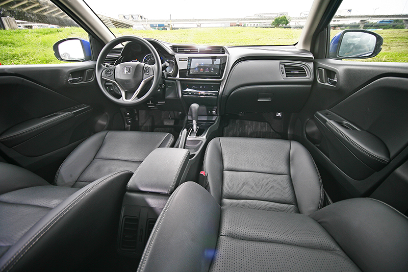 1.5 VTi-S的6 SRS輔助氣囊加上G-CON技術以及ACE鋼骨結構車體先進相容工程結構,共同建構出固若金湯的安全屏障。