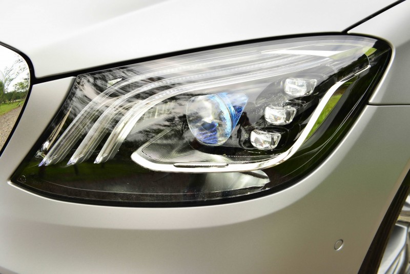 全車系標配多光束智慧型LED車燈,燈組內84顆獨立LED模組可呈現最理想的照射範圍與光型