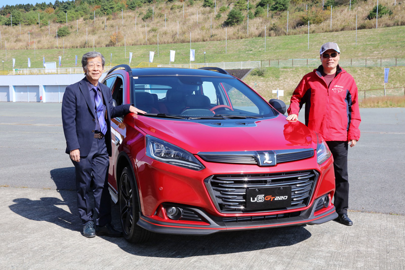 為展現U6 GT堅強實力,Luxgen特邀請媒體前去日本Autopolis賽道實際體驗U6 GT車系的魅力,左為水野和敏先生,友為Luxgen總經理蔡文榮先生。