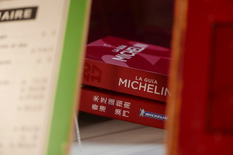 香港澳門的米其林指南也直得蒐藏,2018台北米其林指南厚度應該差不多也是這樣(照片提供:小編自己拍的啊!XD)