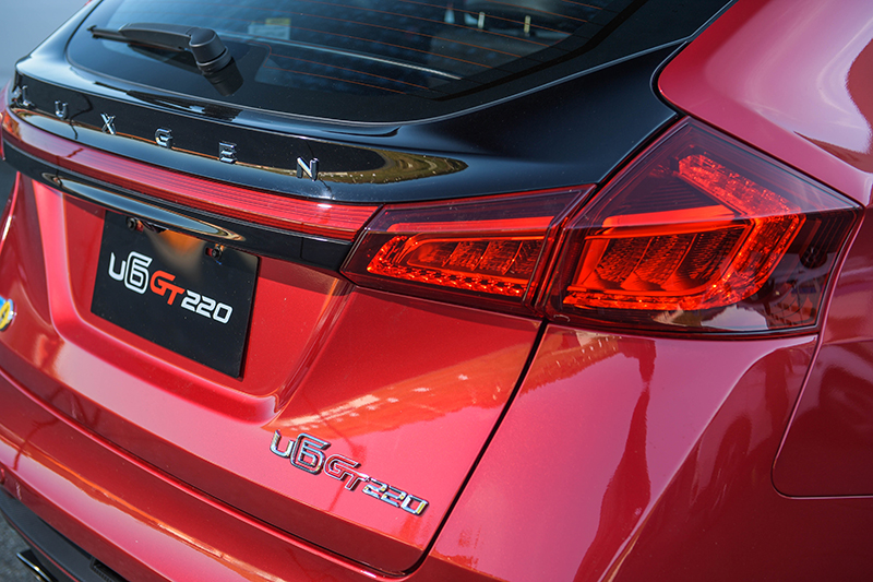 車尾的GT220銘牌表示:「沒有三兩三不要輕言挑釁。」