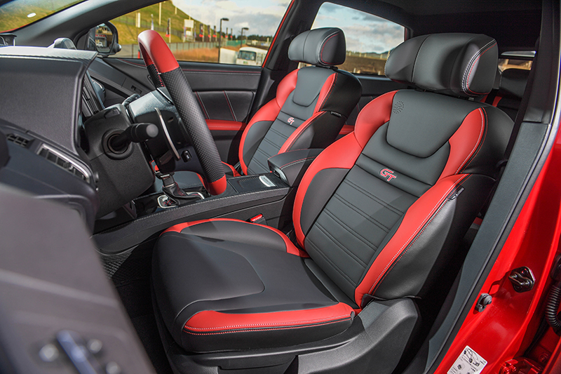 GT220的座椅又較U6 GT更具包覆性,造型也更加帥氣。