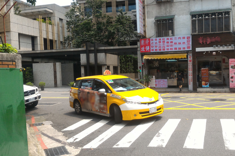 遇到停車如此隨性的,那就檢舉吧!