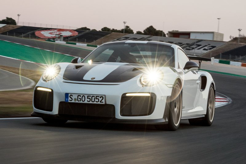 如911 GT2 RS這般低重心高輸出純種跑車,因著物理定律在紐北測時依舊吃香。