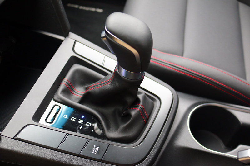 Hyundai Elantra Sport配置附有方向盤換檔撥片的七速雙離合器變速系統,保護機制有點明顯,也有可能是車輛里程數尚低,尚未磨合。
