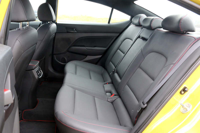 Elantra Sport後座空間也在水準之上,即便是家庭買家也可以滿足。