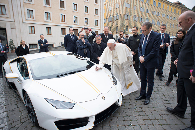  Seafood學著點，教宗都靠捐Lamborghini Huracán才法喜！ 