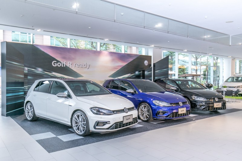 台灣福斯汽車於日前假全台七處授權展示中心,與全台近百名新款Golf R車主一同共享榮耀時刻。