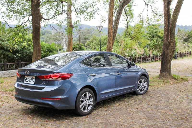 後檔玻璃與車廂一氣喝成的線條與Audi Sportback車型神似,這也是我看Elantra最美的角度