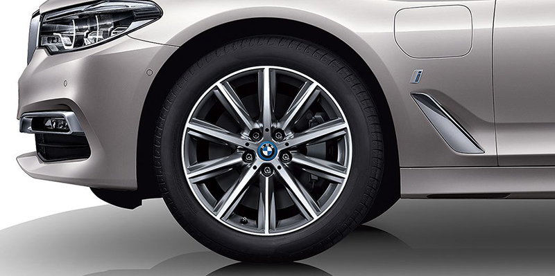 輪圈中的廠徽以及葉子板上的充電孔蓋都是BMW 530Le iPerformance足以表彰獨特身份的方式。