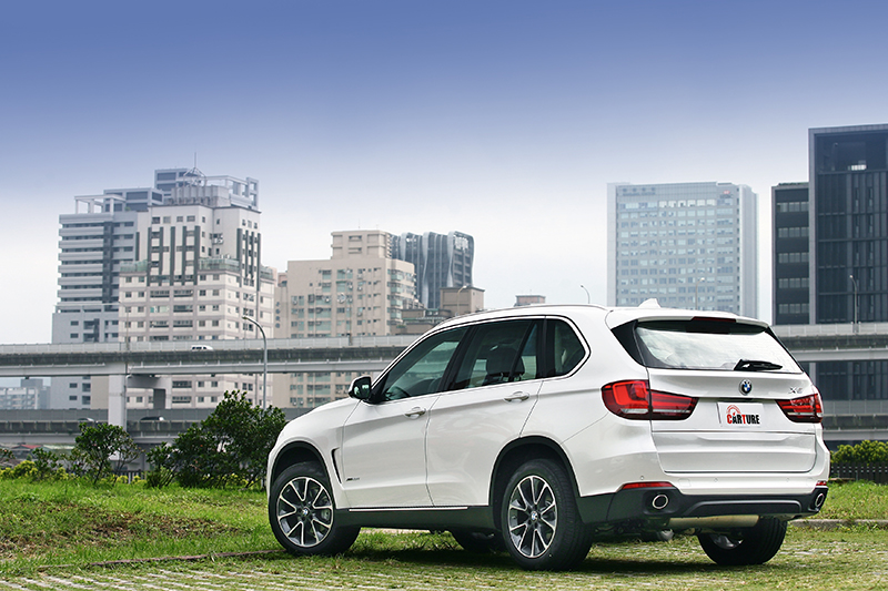 想要與別人分享「五子登科」的喜悅嗎?買一輛BMW X5開準沒錯!