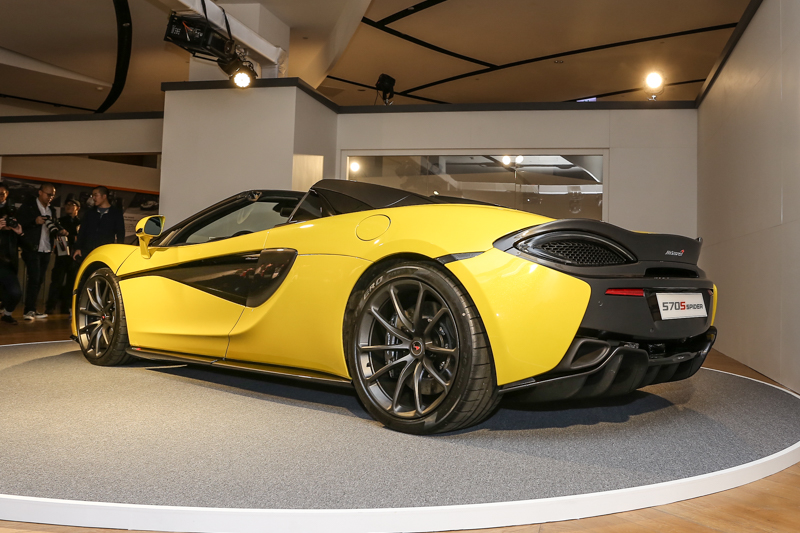 570S Spider車身線條以加高12mm的固定後尾翼強化空氣力學表現,將車尾的下壓力維持在Coupé車型的優異水準,也可選擇強化排氣音效傳遞的MSO鈦合金競技化排氣系統。