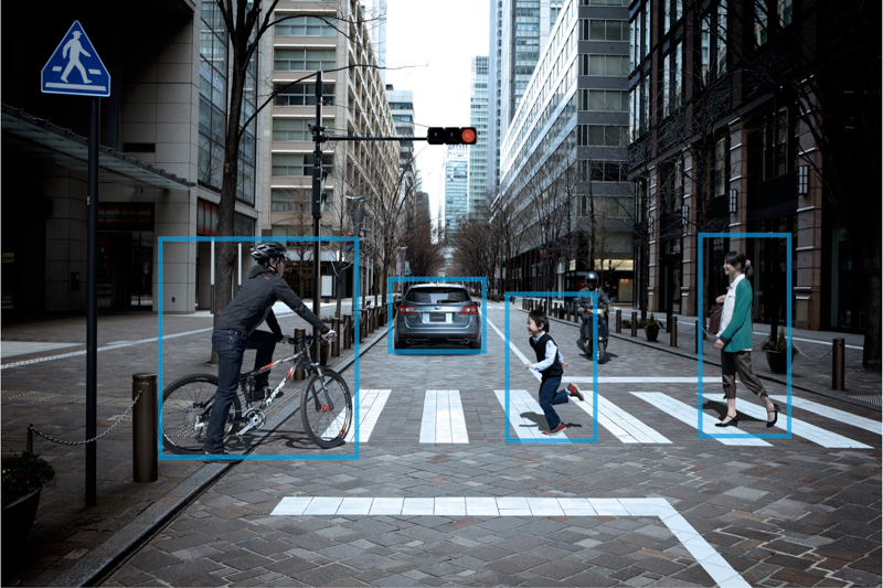 Subaru「Eyesight智能駕駛安全輔助系統」配置全彩雙攝像鏡頭,透過運算識別系統,偵測顏色、距離、移動或靜止物體,清楚辨別行人、腳踏車、車輛等障礙物,提供駕駛者更縝密的安全防護。