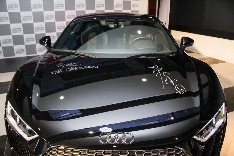 台灣奧迪總裁Terence Johnsson與麗寶董事長吳寶田同時在R8 V10車上簽名,為合作留下見證