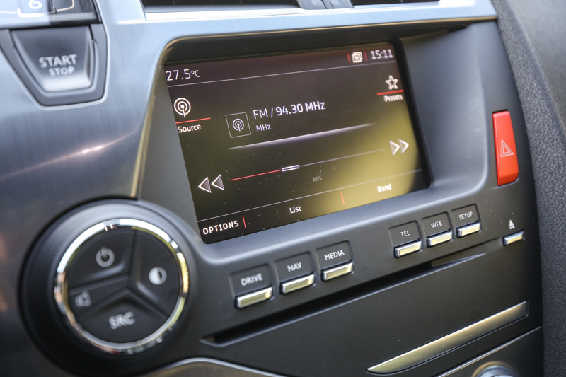 七吋全彩螢幕將行車資訊、音樂、電話與最新的Apple CarPlay®系統全數整合。