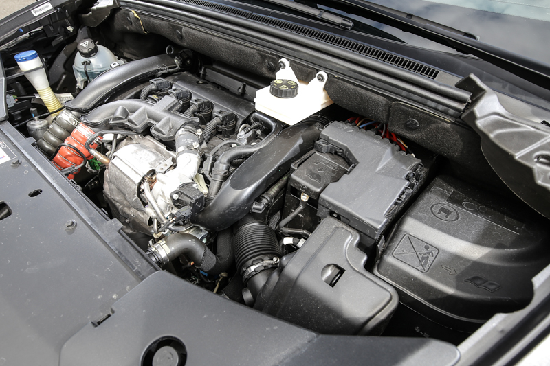試駕車型Performance Line搭載雙渦流渦輪增壓1.6升汽油引擎,可爆發出160bhp/6000rpm最大馬力與240Nm/1400rpm最大扭力。