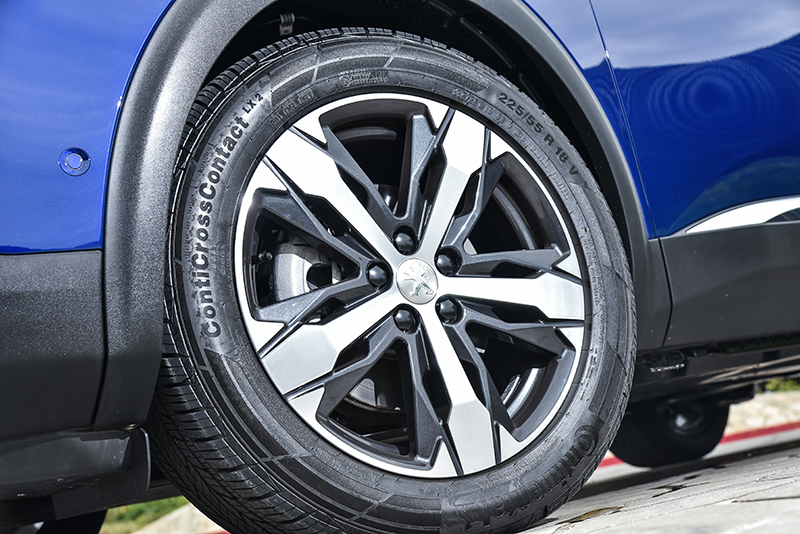 試駕車為高規的3008 SUV GT Grip Control版本,因此配置更寬大的18吋五幅雙色鋁圈以及225/55 R18多用途胎。