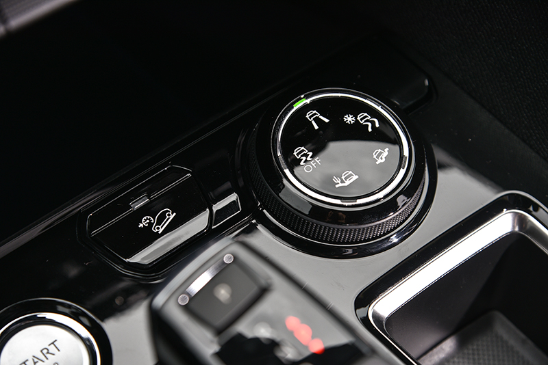 前輪驅動的3008 SUV GT Grip Control配置有 Grip Control®抓地力控制系統,可滿足輕度越野需求。