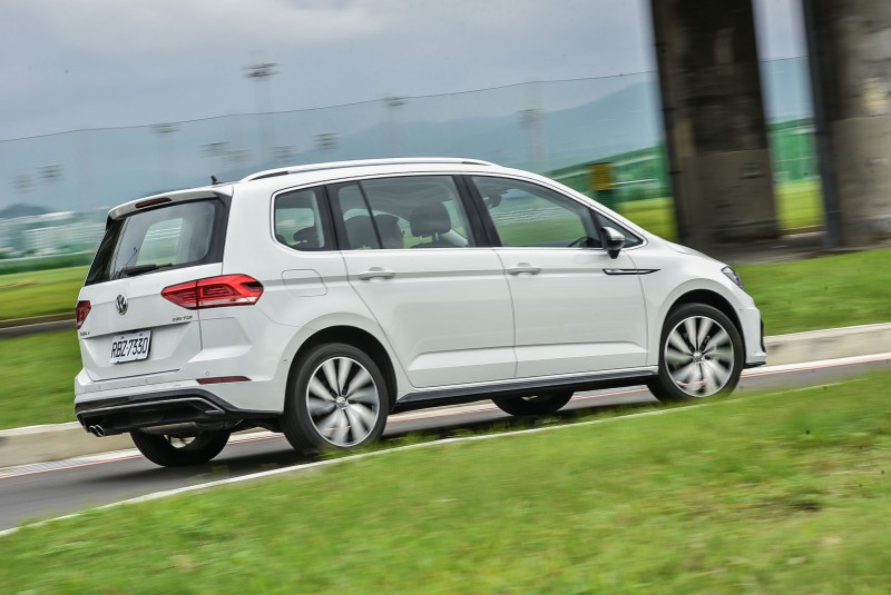 雖然長寬高還有車重都大過Golf,但操控反應與動力輸出相當精彩