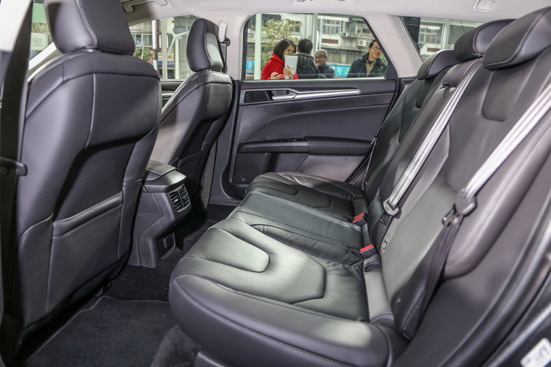 立基於相同的2850mm軸距,Mondeo Wagon有著相當寬敞的車內空間表現。