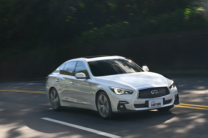 在純電動力轉換為燃油動力的那一瞬間,Q50S Hybrid的聲響與震動相對於一般Hybrid車款較有感。