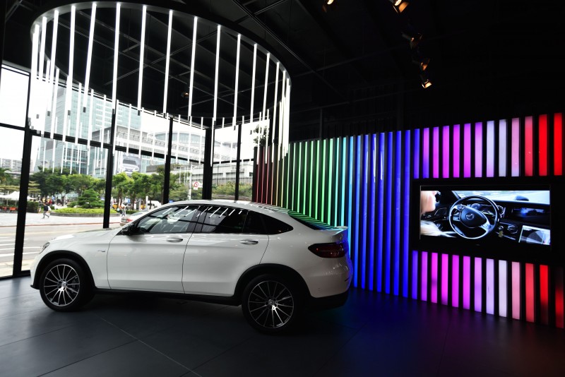 #MercedesBenzPopUpTaipei館內展示美型跑旅GLC 43 Coupé,未來也將有更多最新車款展出。