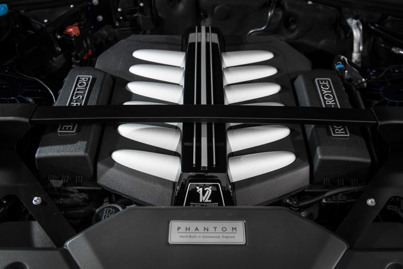 全新Phantom搭載6.75公升V12雙渦輪增壓引擎,具備563bhp/900Nm輸出表現。