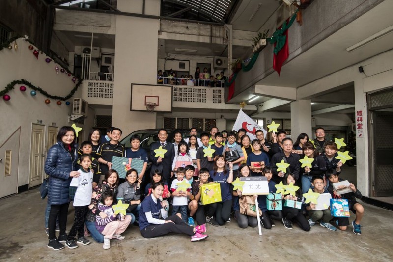 台灣賓士與台灣賓士資融以【Give a Smile】志工行動,將禮物親送新竹竹北陪讀班,與青少年們開心合影。