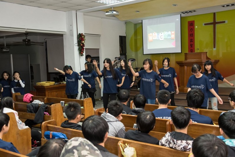 陪讀班的青年為感謝遠道而來的志工們,精心準備了詩歌演唱,打動在場每位志工與老師。