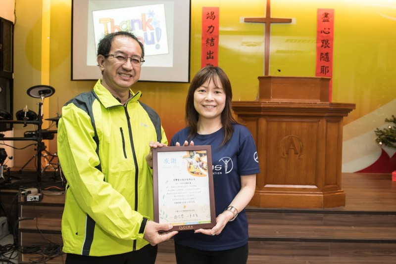 台灣賓士公關部協理陳允若(右)代表接受竹北長老教會林坤麟牧師(左)之感謝狀。