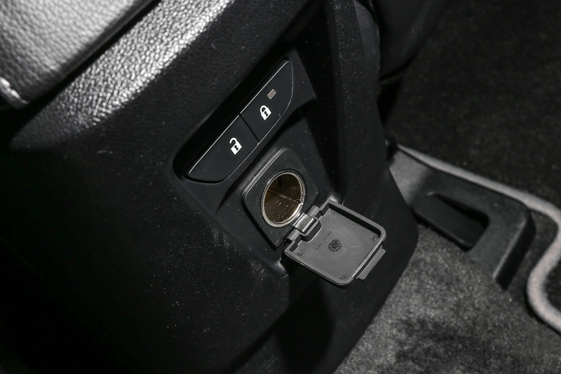 全車多處的12V電源輸出插座,還有AUX-in外接音源接口、USB插座等,都是讓行動裝置不離身的現代人隨時電力滿滿的好幫手。
