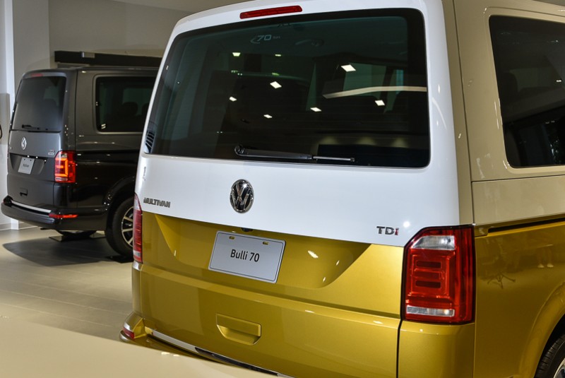後擋風玻璃上方飾有「70 Years」特仕後窗標誌,車迷可由此驗明正身。
