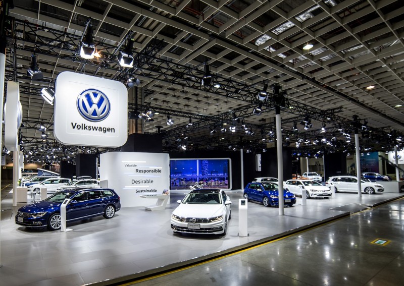 Volkswagen以明亮簡潔風格打造專屬展區,展示旗下多元車款與品牌創新科技。