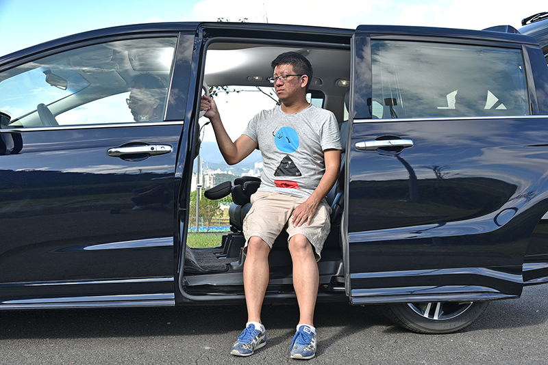 第二排坐點離地高僅72cm,一般身材長者可以更輕鬆舒適進入車室。