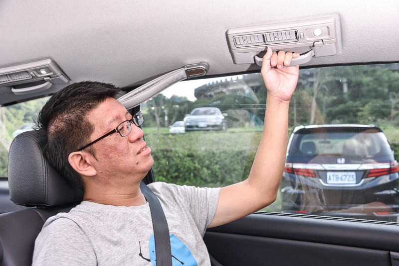 有握把或拉環能讓長者更安全平穩的上車
