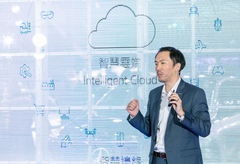 【Mercedes-Benz Future Talks未來論壇 - 智動駕馭新未來】由微軟大中華區總裁幕僚長暨台灣微軟行銷營運長趙質忠先生,為來賓講述AI人工智慧能夠為汽車產業帶來的重大變革。