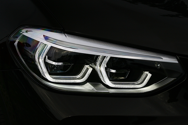 在X3 xDrive30i運動豪華版上LED主動轉向式頭燈是標準配備。