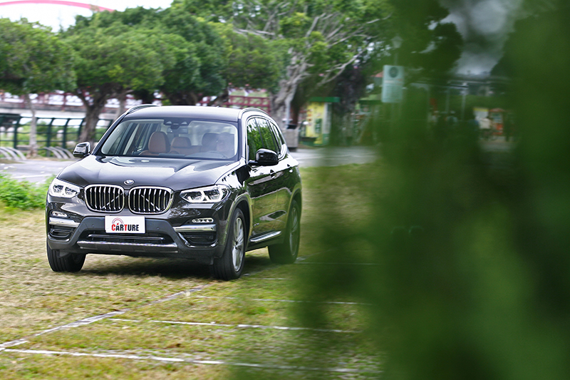 X3 xDrive30i的乘坐感受極為舒適,屁股與座椅間彷彿夾著一層空氣墊般柔軟。