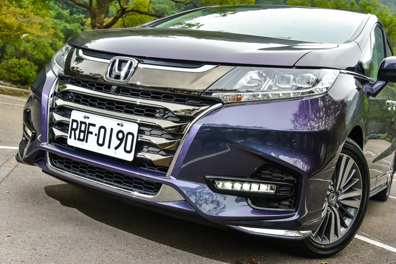 車頭進氣壩橫柵改為四道,並施以深色鍍鉻塗裝