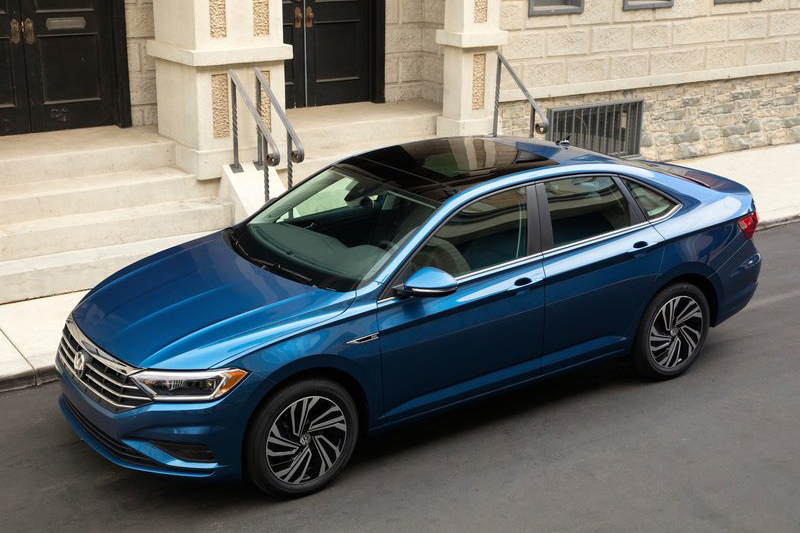 外觀上,Volkswagen利用大量的折線與鍍鉻飾條營造出跨越等級的雍容與奢華感。