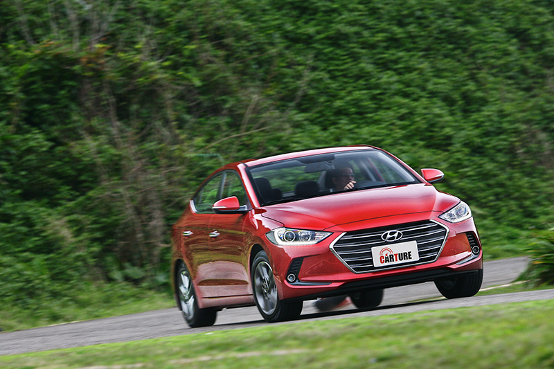 國產中型房車定位,64.9萬元就配備六氣囊與ESC的Hyundai Elantra,也該為它拍拍手鼓勵鼓勵。