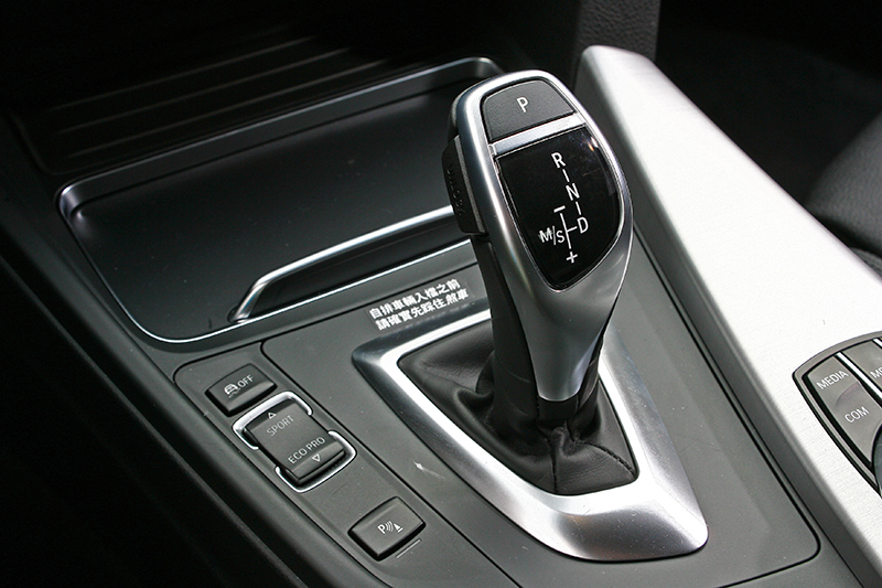 320i Sport Line配備八速手自排,換檔綿密而細膩。