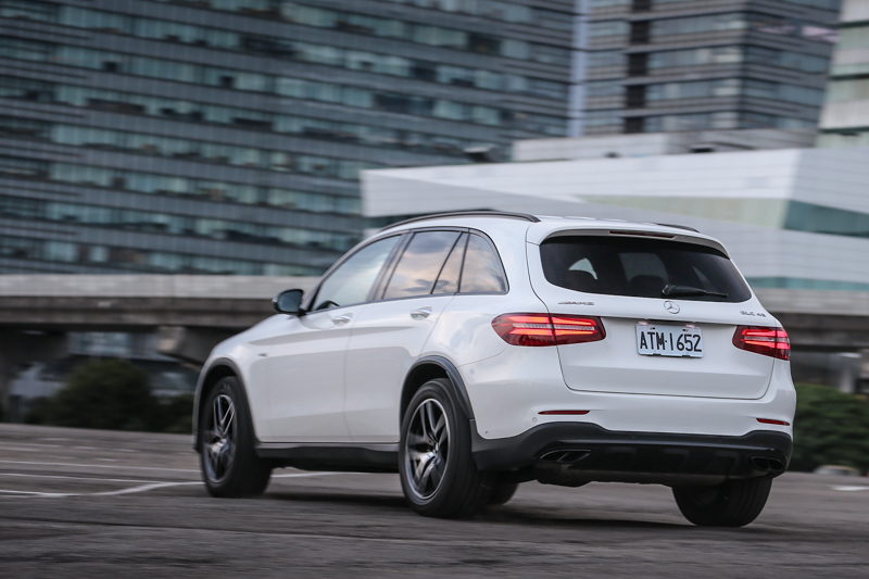 在Sport或Sport+的模式中,GLC43 4Matic就像脫胎換骨一般,動力、底盤到排氣聲浪都有飽滿的熱血表現,但又不到讓人難以掌握的震撼。