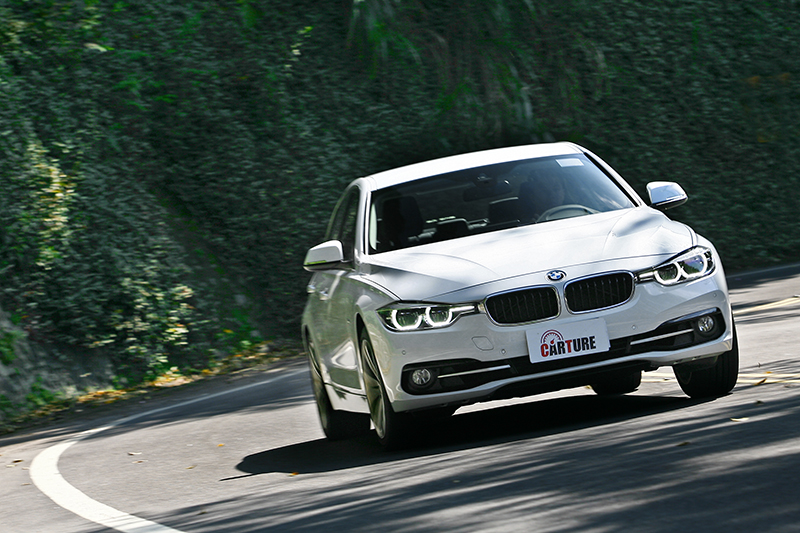剛開覺得很溫柔的320i Sport Line,越開越能感受到它的不簡單。