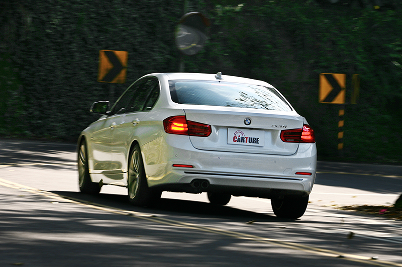 320i Sport Line彎中反應相當流暢,自然讓人敢放手縱情駕馭。