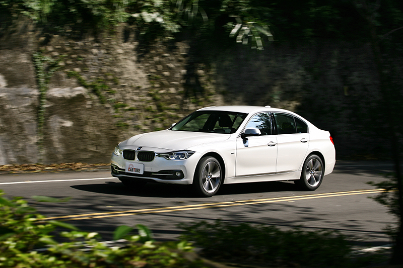 320i Sport Line的懸吊設定較為溫潤,乘坐表現不差。
