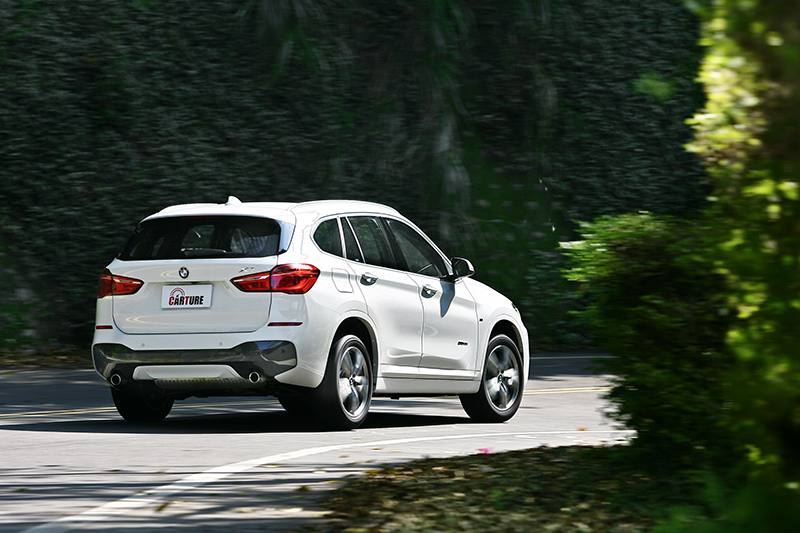 X1 xDrive20i配置M款運動化懸吊,支撐性極佳,但卻也必須犧牲部分舒適性。