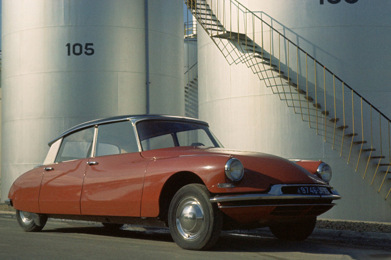1955年發表的Citroen DS,簡直是極致浪漫設計的總成。