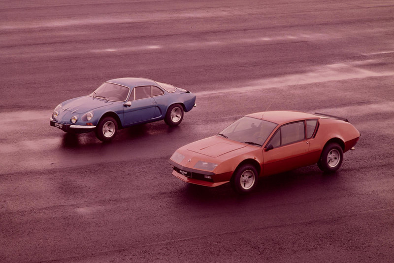 Renault與Alpine合作的A110(後方藍車)以及A310(前方紅車)也堪稱法系跑車經典代表作,不過即使後繼車研發彷彿箭在弦上,上市時程卻依舊沒有下文。