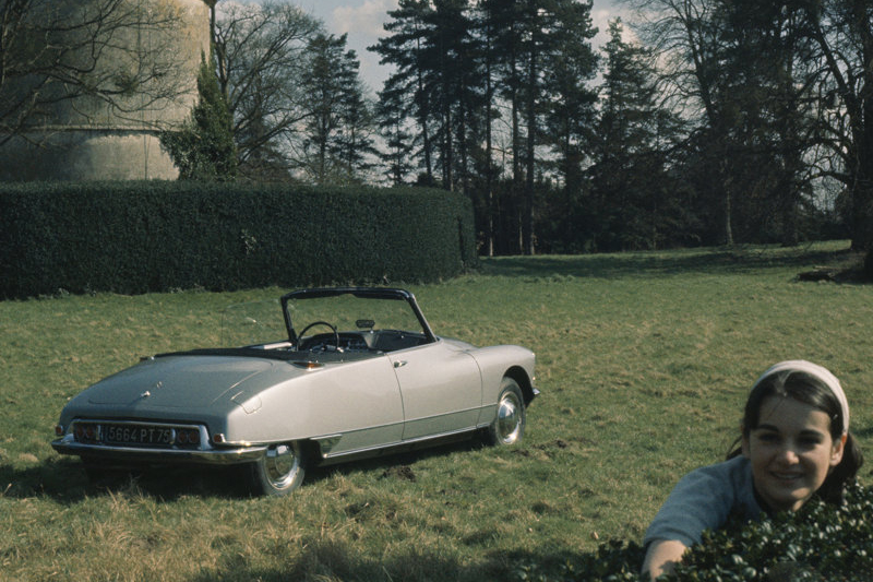 古早的Citroen DS敞篷,至今看依舊極其獨特而有味道。